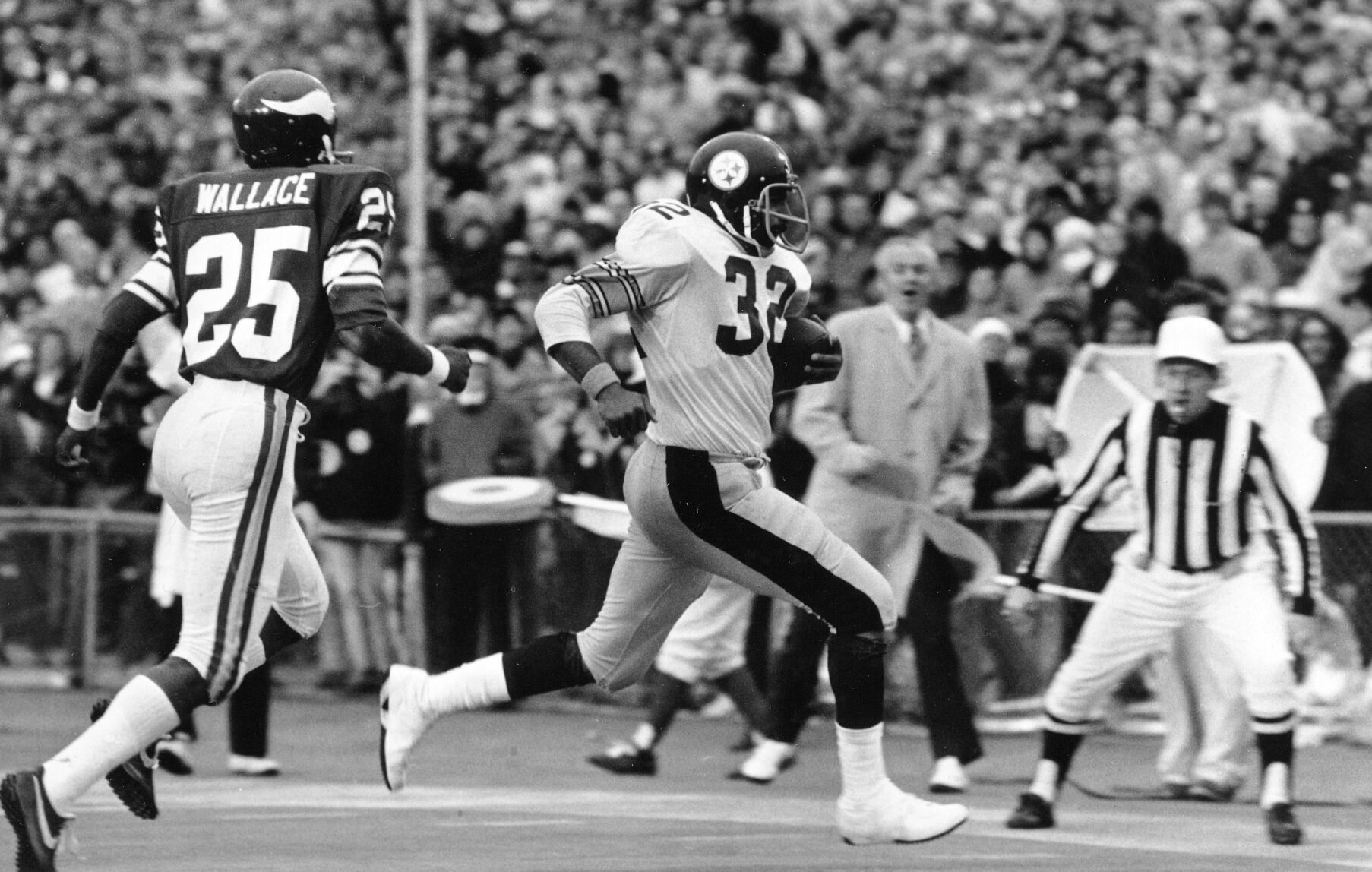 1975: Pittsburgh Steelers hand Minnesota Vikings their third Super Bowl defeat